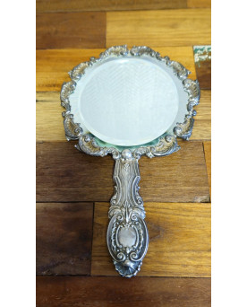 Le village de 58 brocanteurs - Miroir à main ancien en métal argenté – Style Louis XV Rocaille – Décor coquille & volutes