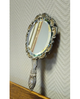 Le village de 58 brocanteurs - Miroir à main ancien en métal argenté – Style Louis XV Rocaille – Décor coquille & volutes