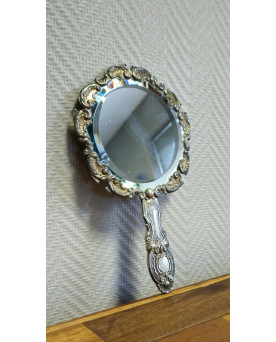 Le village de 58 brocanteurs - Miroir à main ancien en métal argenté – Style Louis XV Rocaille – Décor coquille & volutes