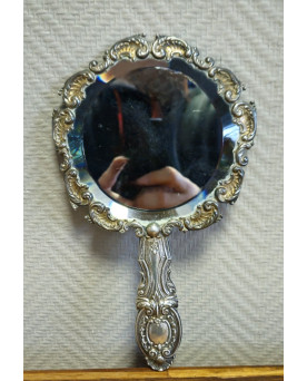Le village de 58 brocanteurs - Miroir à main ancien en métal argenté – Style Louis XV Rocaille – Décor coquille & volutes