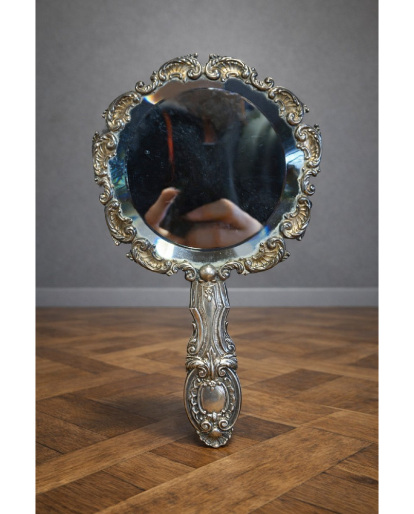 Le village de 58 brocanteurs - Miroir à main ancien en métal argenté – Style Louis XV Rocaille – Décor coquille & volutes