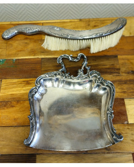 Le village de 58 brocanteurs - Nécessaire de table ancien en métal argenté – Pelle & balayette – Style Louis XV –