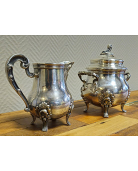 Le village de 58 brocanteurs - Service à sucre ancien en métal argenté – Style Louis XV Rocaille – Sucrier + Pot à lait