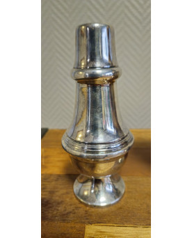 Le village de 58 brocanteurs - Lot de 3 pièces en métal argenté – Coupe, Vase & Timbale – Valero pour Falstaff –