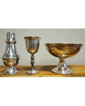 Le village de 58 brocanteurs - Lot de 3 pièces en métal argenté – Coupe, Vase & Timbale – Valero pour Falstaff –
