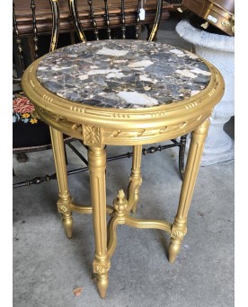 Le village de 58 brocanteurs - guéridon rond en bois doré, de style Louis XVI
