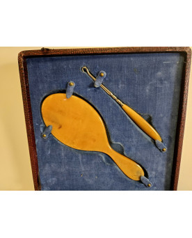Le village de 58 brocanteurs - coffret de toilette en bakelite époque Napoléon III