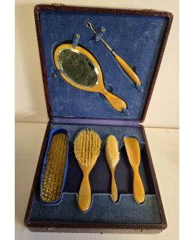 Le village de 58 brocanteurs - coffret de toilette en bakelite époque Napoléon III