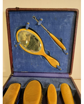Le village de 58 brocanteurs - coffret de toilette en bakelite époque Napoléon III
