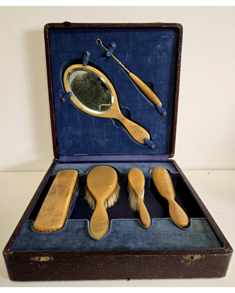 Le village de 58 brocanteurs - coffret de toilette en bakelite époque Napoléon III