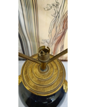 Le village de 58 brocanteurs - Grande lampe de table vintage – céramique noire et dorée – décor têtes de lion