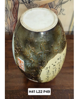 Le village de 58 brocanteurs - Grand vase asiatique décor personnages et calligraphies – Céramique émaillée – Décor en relief