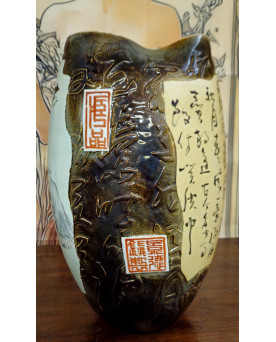 Le village de 58 brocanteurs - Grand vase asiatique décor personnages et calligraphies – Céramique émaillée – Décor en relief