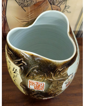 Le village de 58 brocanteurs - Grand vase asiatique décor personnages et calligraphies – Céramique émaillée – Décor en relief