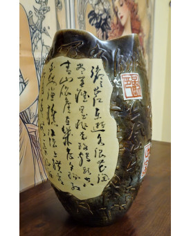 Le village de 58 brocanteurs - Grand vase asiatique décor personnages et calligraphies – Céramique émaillée – Décor en relief