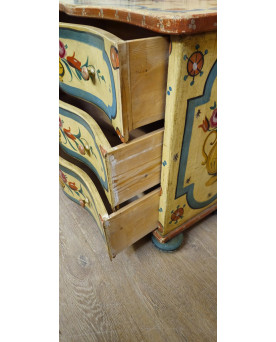 Le village de 58 brocanteurs - Commode peinte, galbée style Louis XV Vénitien – époque XXeme
