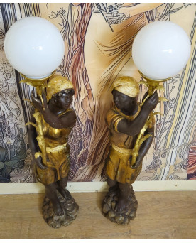 Le village de 58 brocanteurs - Paire de grandes torchéres Venitiennes aux nubiens – Bois sculpté et doré – globes opaline