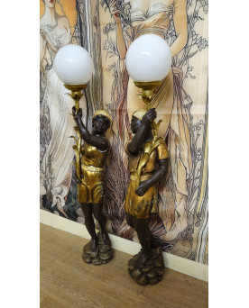 Le village de 58 brocanteurs - Paire de grandes torchéres Venitiennes aux nubiens – Bois sculpté et doré – globes opaline