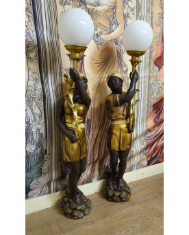 Le village de 58 brocanteurs - Paire de grandes torchéres Venitiennes aux nubiens – Bois sculpté et doré – globes opaline