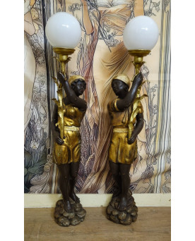 Le village de 58 brocanteurs - Paire de grandes torchéres Venitiennes aux nubiens – Bois sculpté et doré – globes opaline