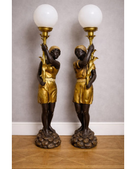 Le village de 58 brocanteurs - Paire de grandes torchéres Venitiennes aux nubiens – Bois sculpté et doré – globes opaline