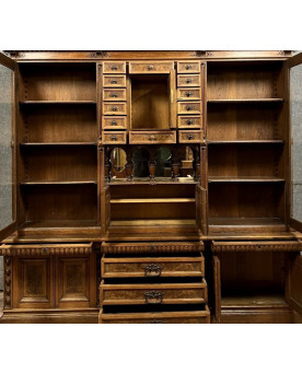 Le village de 58 brocanteurs - Importante vitrine double face – Style Renaissance – Noyer et loupe – XIXᵉ