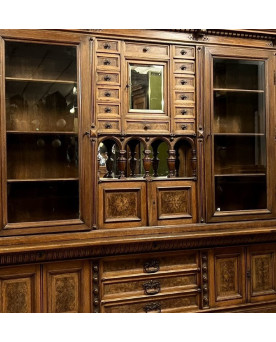 Le village de 58 brocanteurs - Importante vitrine double face – Style Renaissance – Noyer et loupe – XIXᵉ