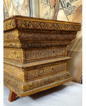 Le village de 58 brocanteurs - Jardiniére ancienne en bois sculpté et doré – décor oriental / Inde - fin XIXeme