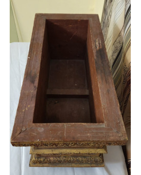Le village de 58 brocanteurs - Jardiniére ancienne en bois sculpté et doré – décor oriental / Inde - fin XIXeme