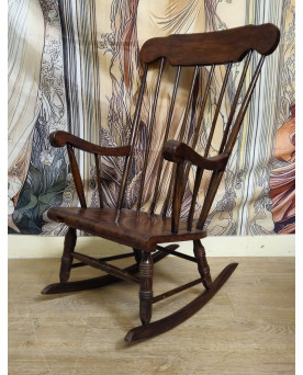Le village de 58 brocanteurs - Fauteuil à bascule ancien en bois – rocking-chair style Windsor - XXeme