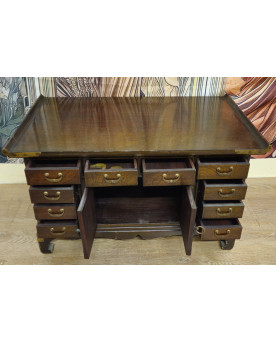 Le village de 58 brocanteurs - Meuble d’apparat / buffet bas d’inspiration asiatique – Bois massif et ferrures en laiton doré