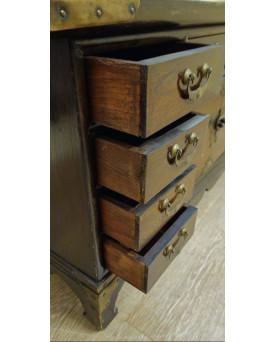 Le village de 58 brocanteurs - Meuble d’apparat / buffet bas d’inspiration asiatique – Bois massif et ferrures en laiton doré