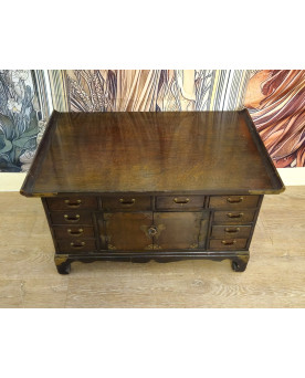 Le village de 58 brocanteurs - Meuble d’apparat / buffet bas d’inspiration asiatique – Bois massif et ferrures en laiton doré