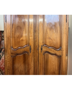 Le village de 58 brocanteurs - Armoire de mariage époque Louis XV en noyer