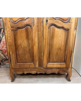 Le village de 58 brocanteurs - Armoire de mariage époque Louis XV en noyer