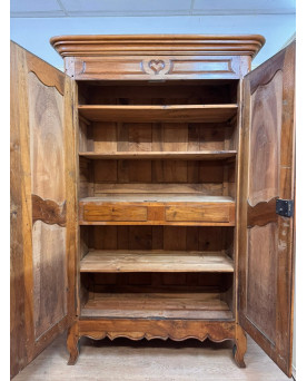 Le village de 58 brocanteurs - Armoire de mariage époque Louis XV en noyer