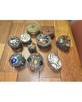 Le village de 58 brocanteurs -  Lot de 10 boites a pillules orientalistes en argent et metal argenté
