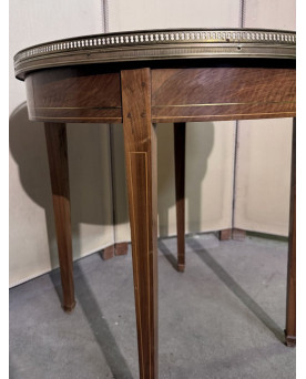 Le village de 58 brocanteurs - Table bouillotte style Louis XVI en marquéterie et filets de laiton doré