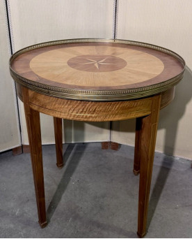 Le village de 58 brocanteurs - Table bouillotte style Louis XVI en marquéterie et filets de laiton doré