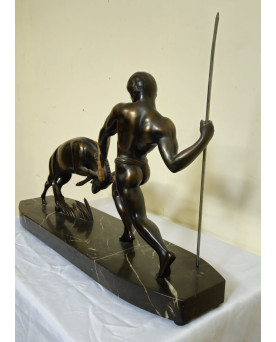 Le village de 58 brocanteurs -  sculpture en régule représentant un homme nu affrontant un taureau