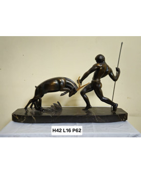 Le village de 58 brocanteurs -  sculpture en régule représentant un homme nu affrontant un taureau