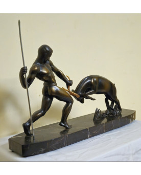 Le village de 58 brocanteurs -  sculpture en régule représentant un homme nu affrontant un taureau