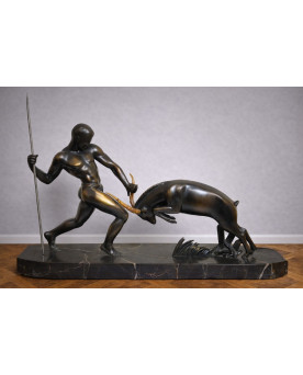 Le village de 58 brocanteurs -  sculpture en régule représentant un homme nu affrontant un taureau