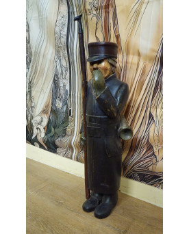 Sculpture ancienne en bois – soldat / garde avec fusil – sculpture populaire Anglaise / XXeme