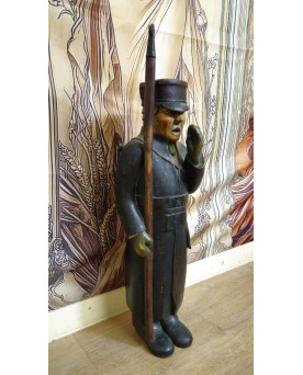 Sculpture ancienne en bois – soldat / garde avec fusil – sculpture populaire Anglaise / XXeme