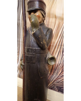 Sculpture ancienne en bois – soldat / garde avec fusil – sculpture populaire Anglaise / XXeme