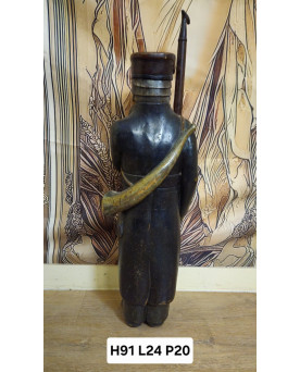 Sculpture ancienne en bois – soldat / garde avec fusil – sculpture populaire Anglaise / XXeme