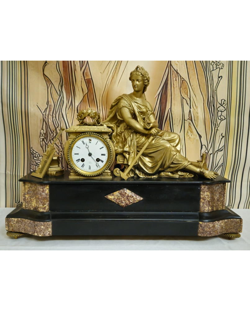 Pendule en régule doré à sujet allégorique – Époque Napoléon III – XIXe siècle
