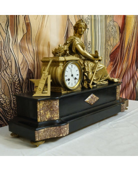 Pendule en régule doré à sujet allégorique – Époque Napoléon III – XIXe siècle
