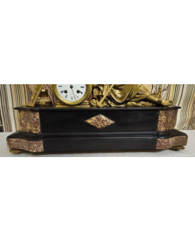 Pendule en régule doré à sujet allégorique – Époque Napoléon III – XIXe siècle